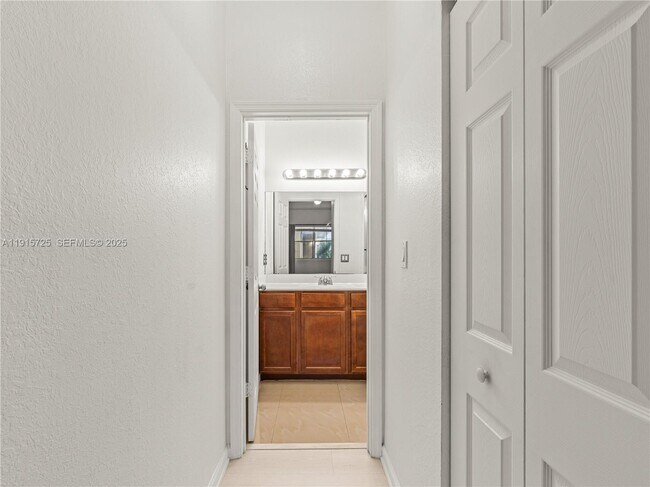 Building Photo - 8800 NW 107 Ct