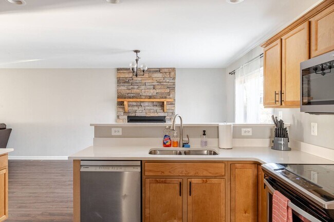 Building Photo - 301 Rollason Dr