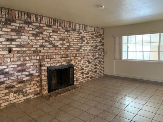 Building Photo - Cozy Three Bedroom, Two Bathroom Home with 2-Car Garage in S. Natomas