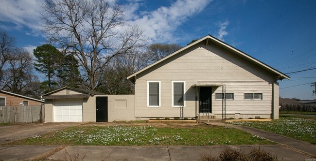 Building Photo - 1400 Willow St