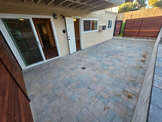 Building Photo - Encinitas Renovated Two Bedroom Apartment