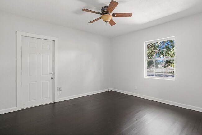Building Photo - 207 Tonawanda Dr