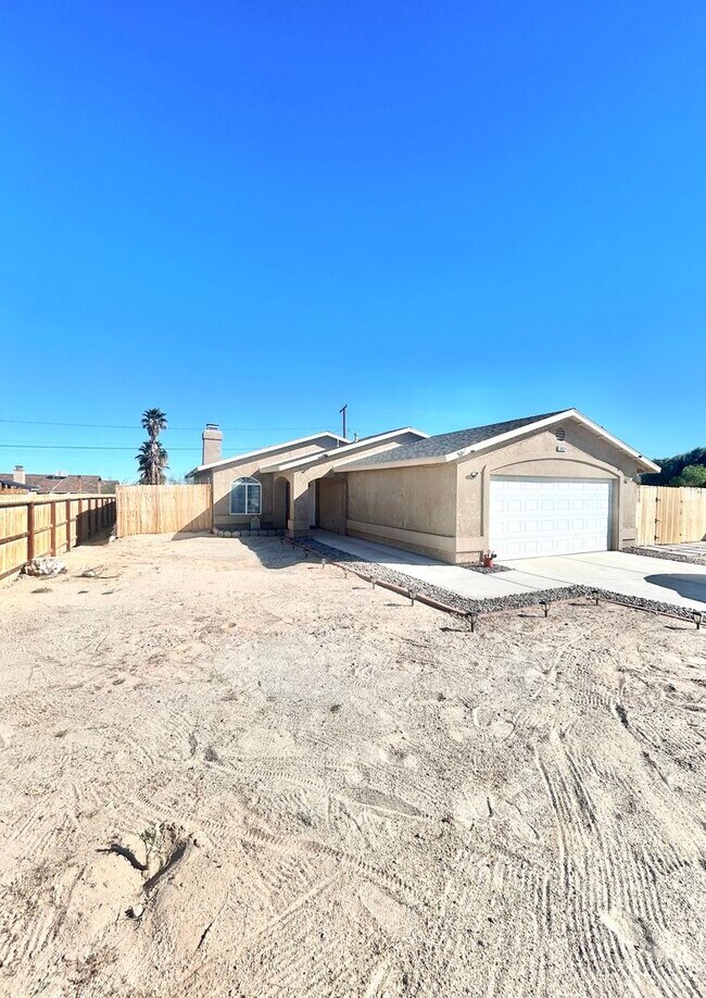 Building Photo - Gorgeous 3 Bedroom 2 Bathroom Home with Solar