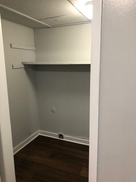 Building Photo - 1518 Crest Rd