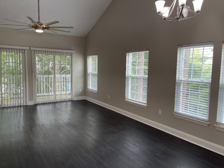 Building Photo - 5026 Belleglen Ct