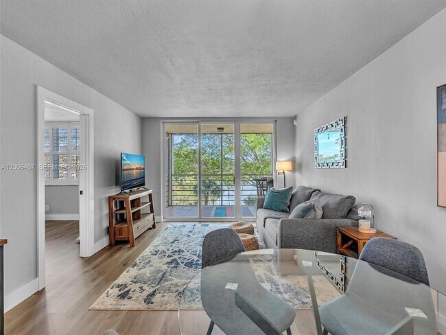 Building Photo - 9340 Lagoon Pl