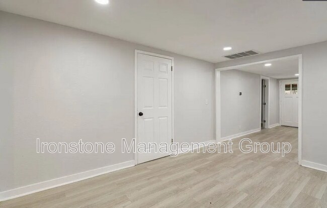 Building Photo - 1103 N Franklin Ave