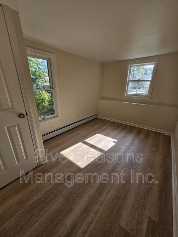 Building Photo - 465-467 Colchester Avenue - 5