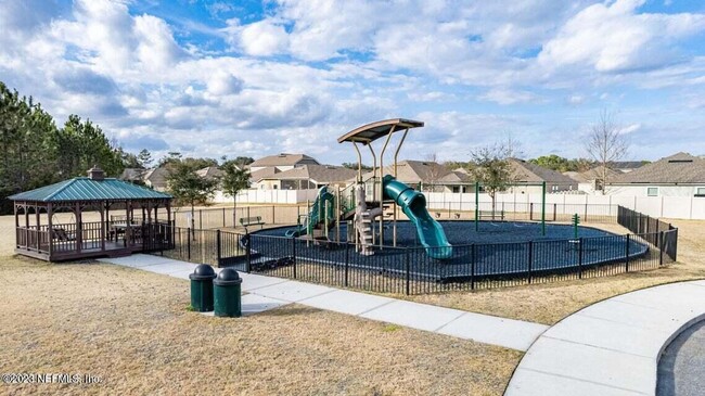 Building Photo - Large 4 bedroom home