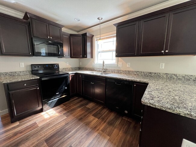 Building Photo - Spacious 3/2 Move In Ready Now!