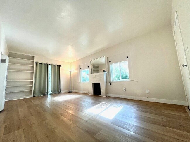 Building Photo - 7449A La Jolla Boulevard
