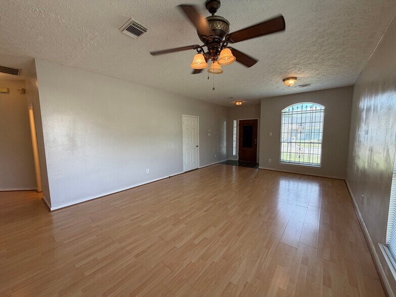 Building Photo - 13403 Agarita Ln