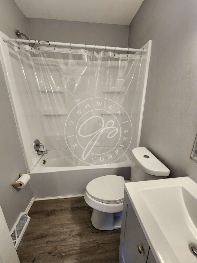 Building Photo - **Beautifully Updated 2-Bedroom Townhome**