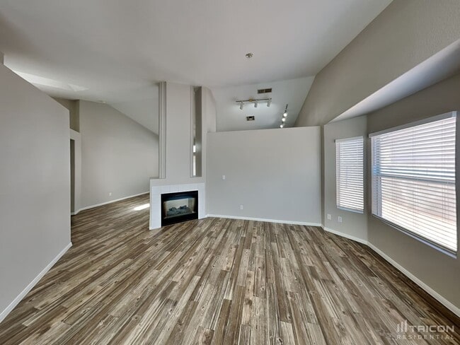 Building Photo - 523 Landra Ln