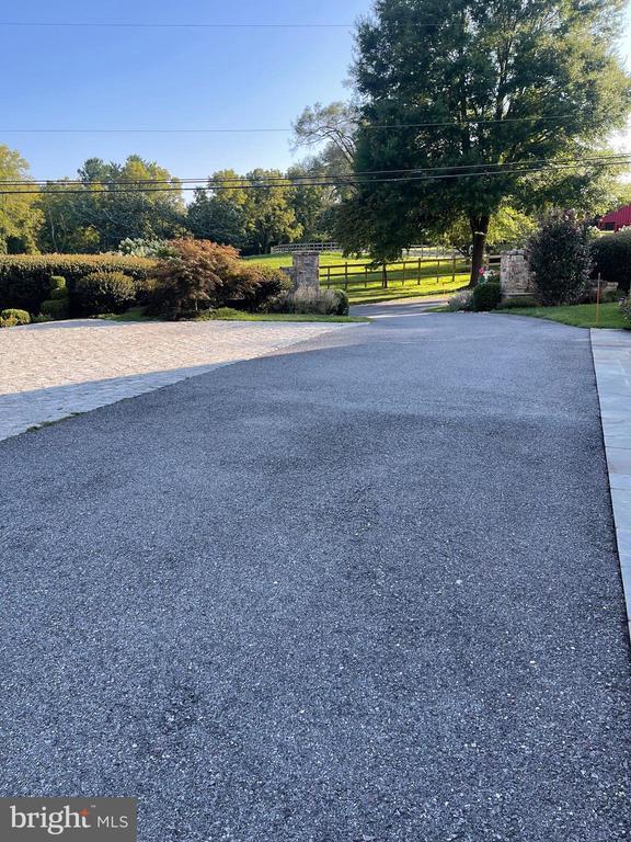 Building Photo - 10601 Red Barn Ln