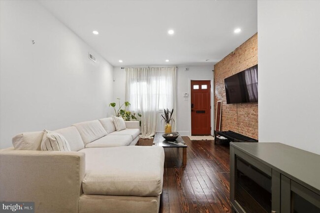 Building Photo - 1902 E Hagert St