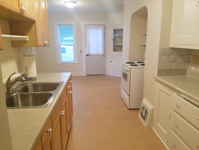 Building Photo - 522 W Maple Ave