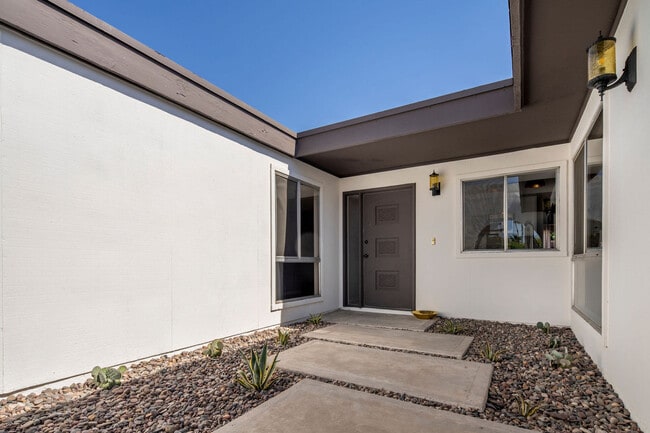 Building Photo - 905 W Berridge Ln