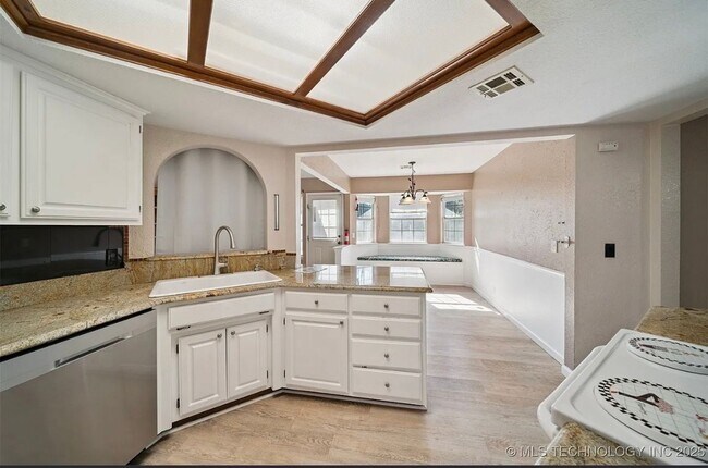 Building Photo - Located in a cul-de-sac, this 3 bedroom, 2 bath, 2 car garage home boasts over 2000 sq ft and a g...