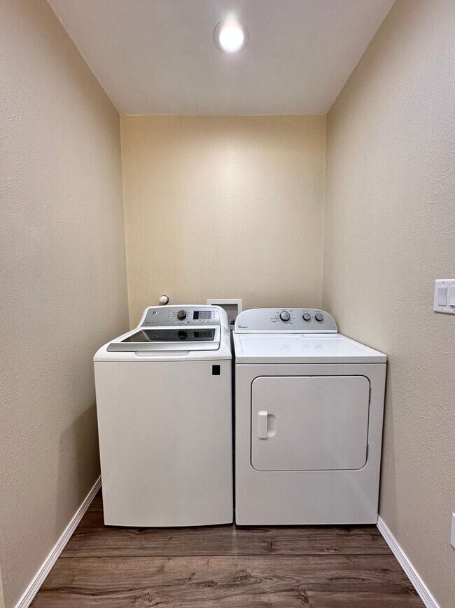 Building Photo - Coming Soon! 1 Bedroom 1 Bathroom with Ref...