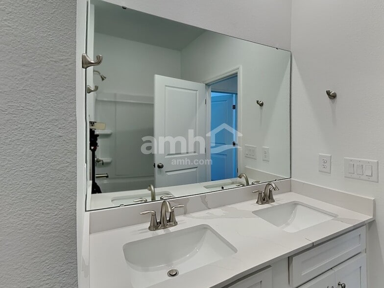 Building Photo - 16438 Cheyanne Ct