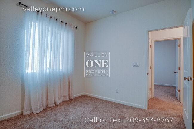 Building Photo - LIKE-NEW SOLAR POWERED HOME, BUILT 2022