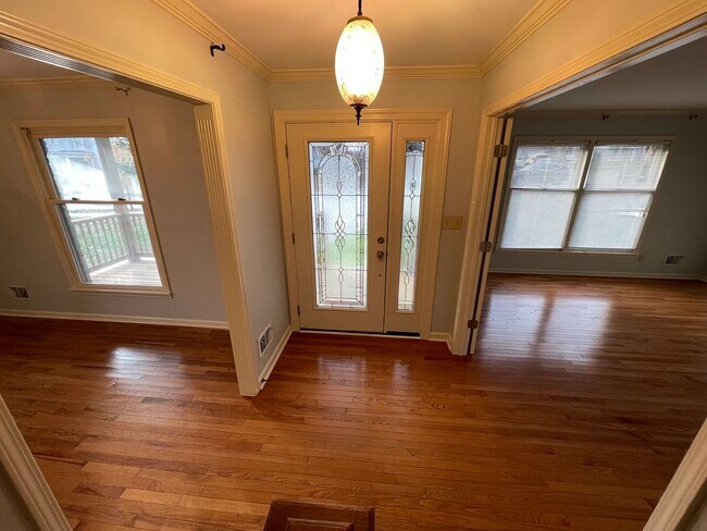 Building Photo - Charming 4 Bedroom Home in Downtown Shelbyville – Prime Location & Classic Comfort