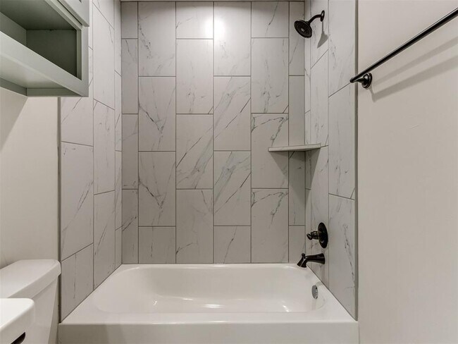 Building Photo - 644 Laurel Grv