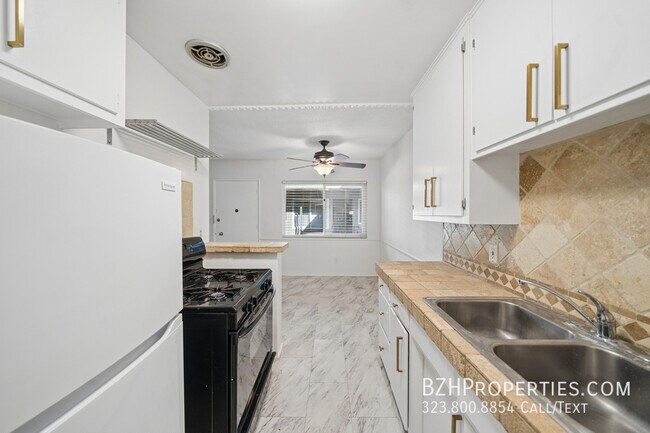 Building Photo - 7209 Willoughby Ave