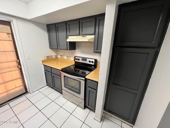 Building Photo - 1927 E Hampton Ave