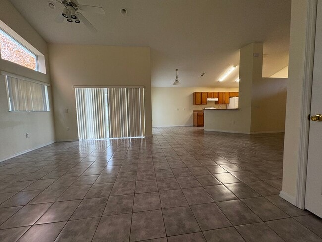 Building Photo - 2 Story Home. 3bed/3bath home/bonus room