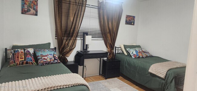 Building Photo - 520 Palm Springs Blvd