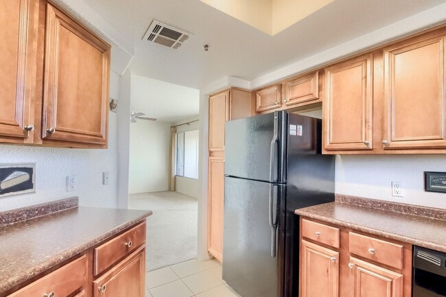 Building Photo - Bright & Spacious 2 Bed, 2 Bath Apartment