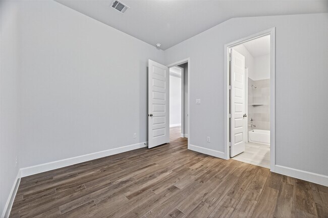 Building Photo - 302 Sky Top Dr