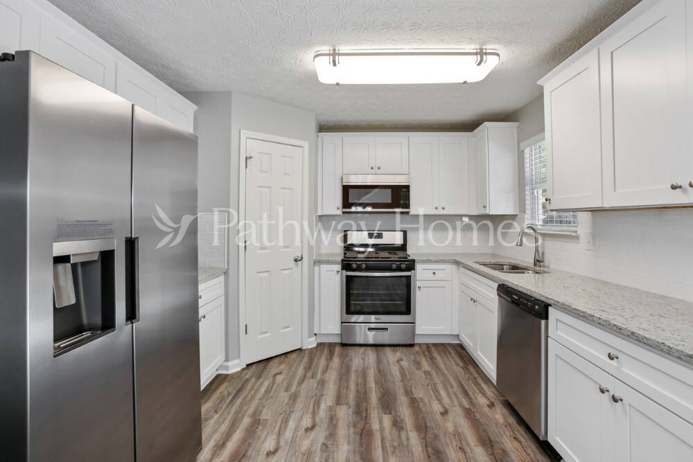 Building Photo - 9461 Lakeview Rd