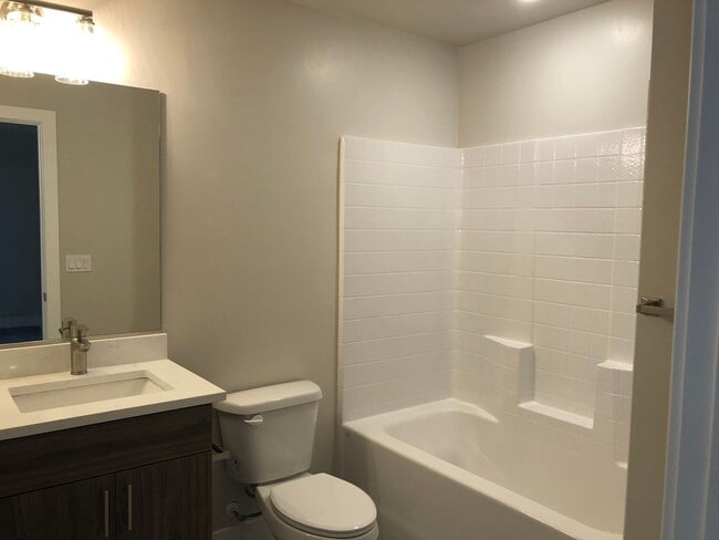 Building Photo - 3 Bedroom Bright and Spacious with Balcony