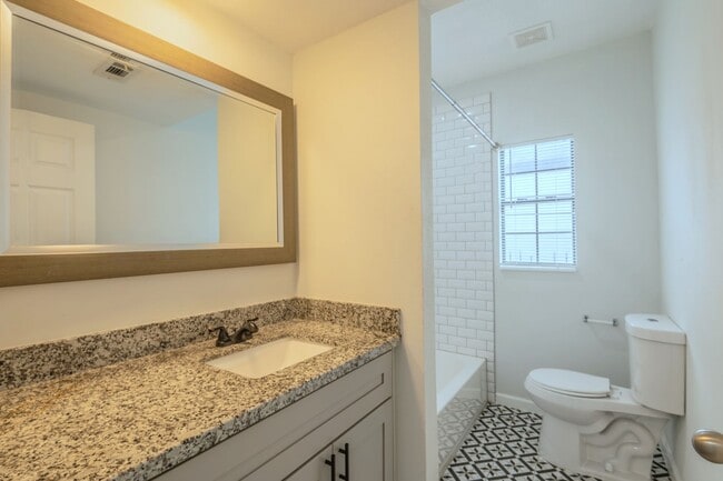 Building Photo - 2319 Rosewood St