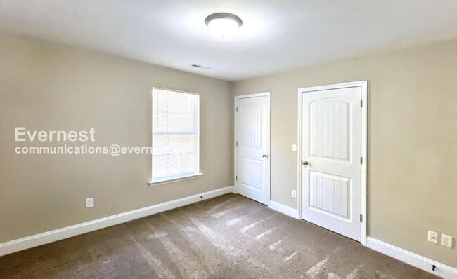 Building Photo - 3 Bed, 2 Bath Townhome with Off-Street Par...