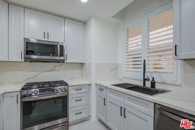 Building Photo - 1444 S Point View St