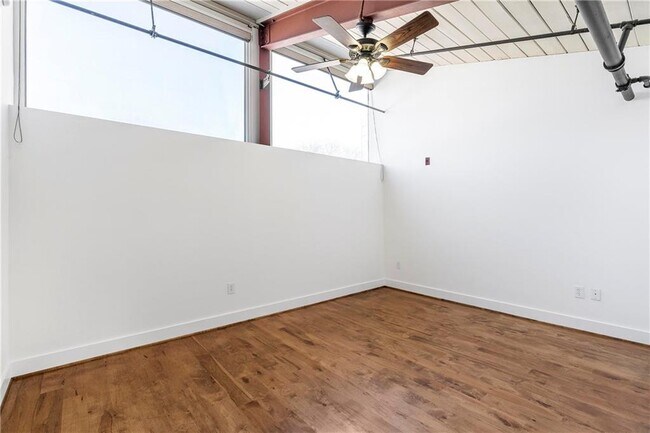 Building Photo - 1261 Caroline St NE