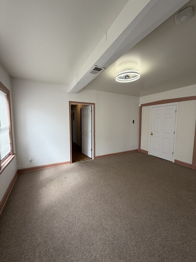 Building Photo - 7402 S Racine Ave