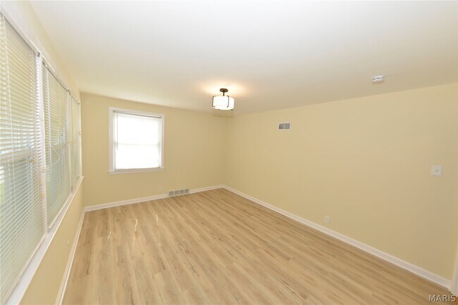 Building Photo - 1005 Hawthorn Ave