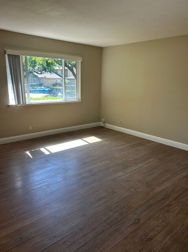 Building Photo - Lovely 2 bedroom 1 bath condo #1 unit