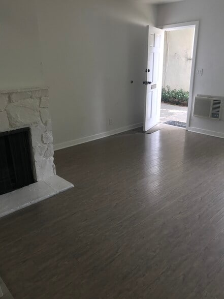 Building Photo - 9910 Robbins Dr