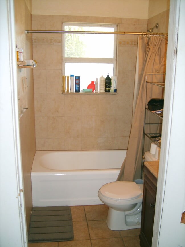 Building Photo - Huge 3 Bedroom, 1 Bathroom Apartment Steps From UF in Fifth Avenue