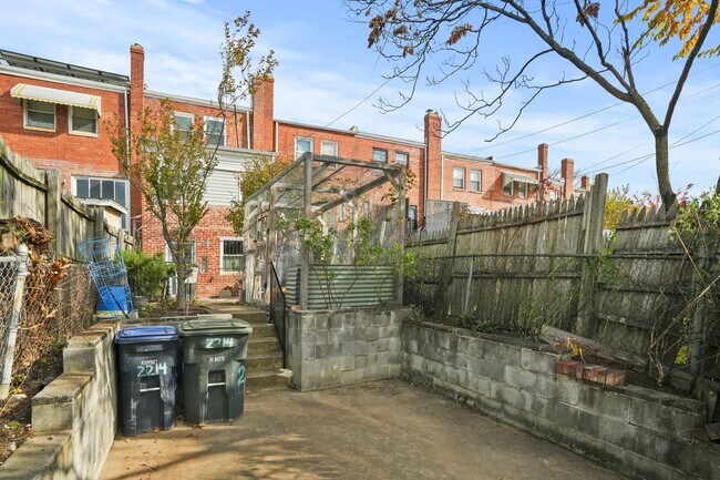 Building Photo - Brentwood Beauty