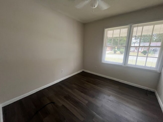 Building Photo - 904 Jamestown Dr