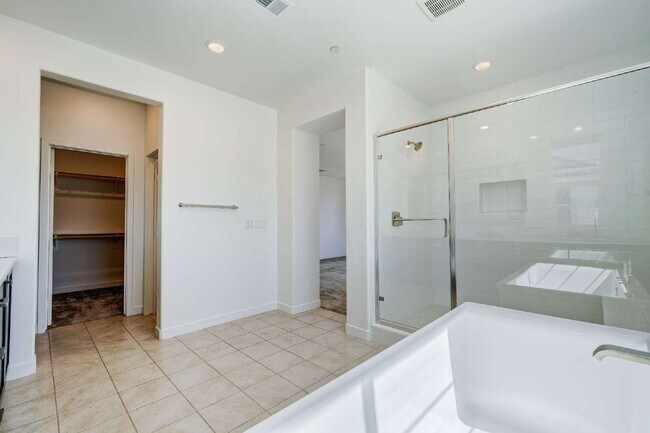 Building Photo - Luxury Living at The Farm