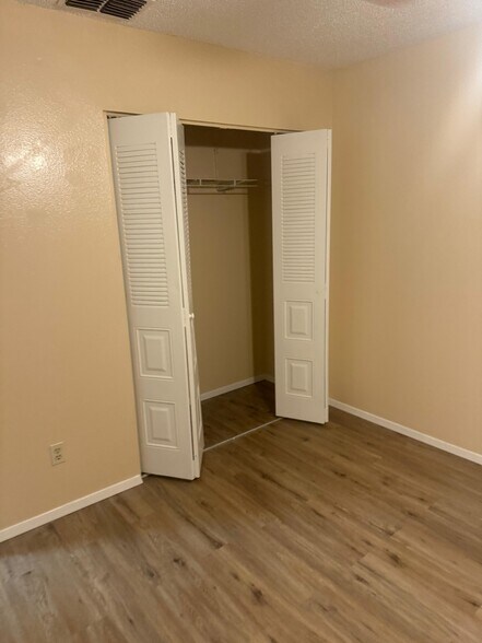 Building Photo - 7015 Waterside Dr