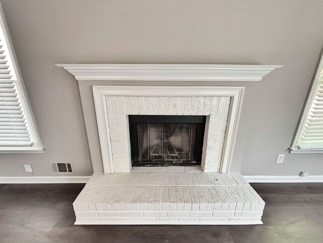 Building Photo - Charming Updated 2BR/2BA Duplex Close To E...